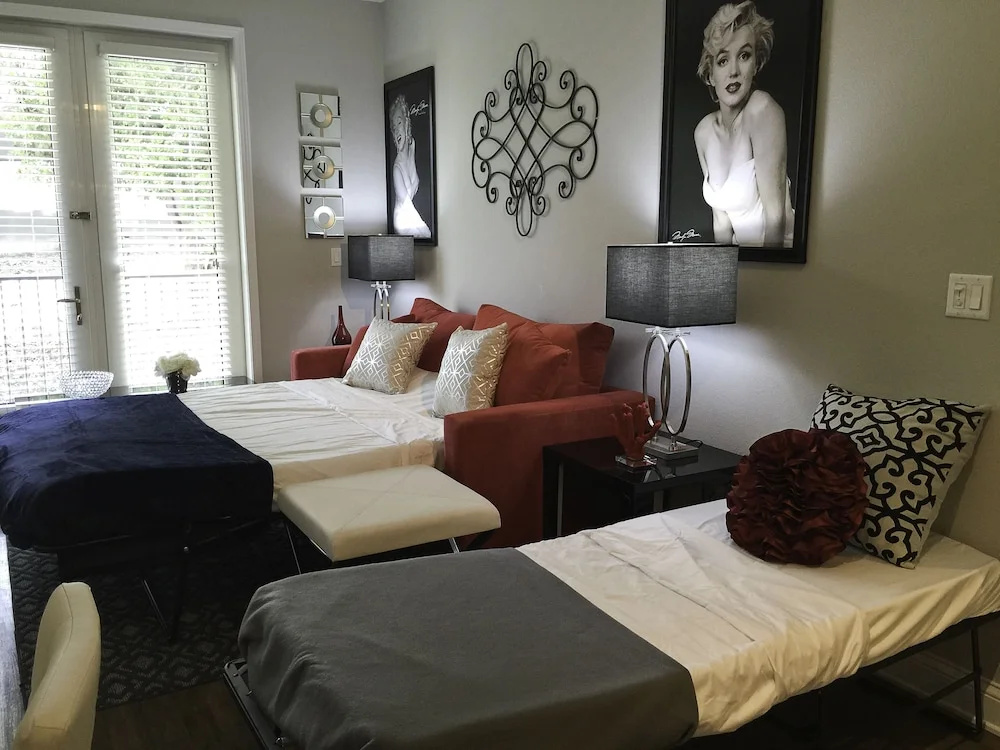 6BD Hollywood Stars Walk of Fame Suite