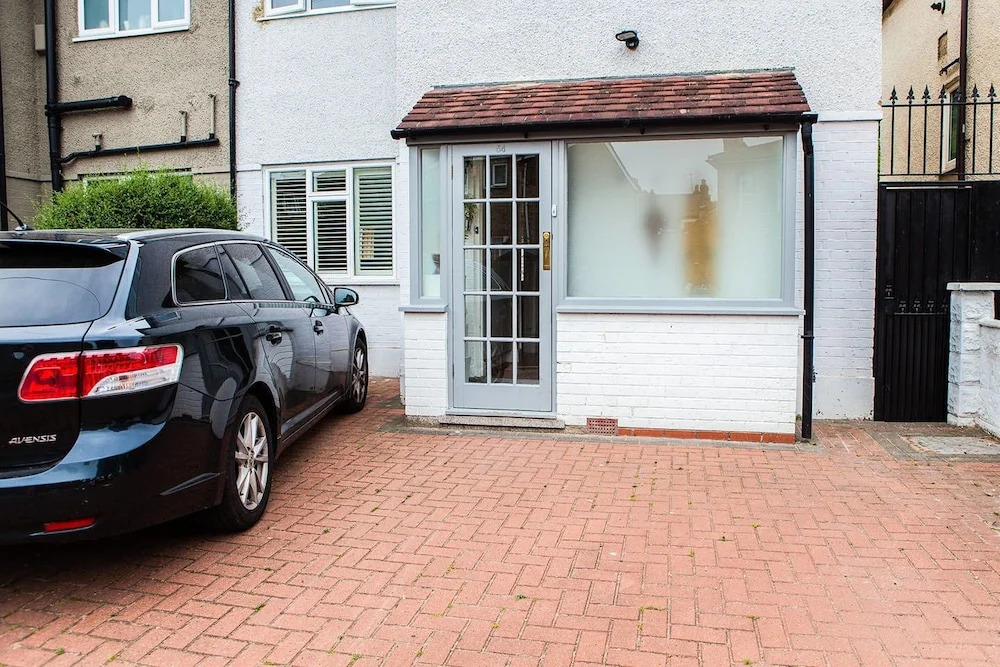 3 Bedroom Property With Garden in Central