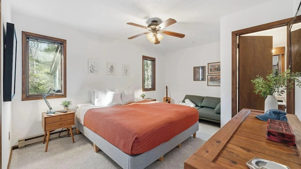 Escape the City by Avantstay Screened Sunroom + Stone Fireplace + Cathedral Ceilings Lake Naomi Club + Pocono Pines