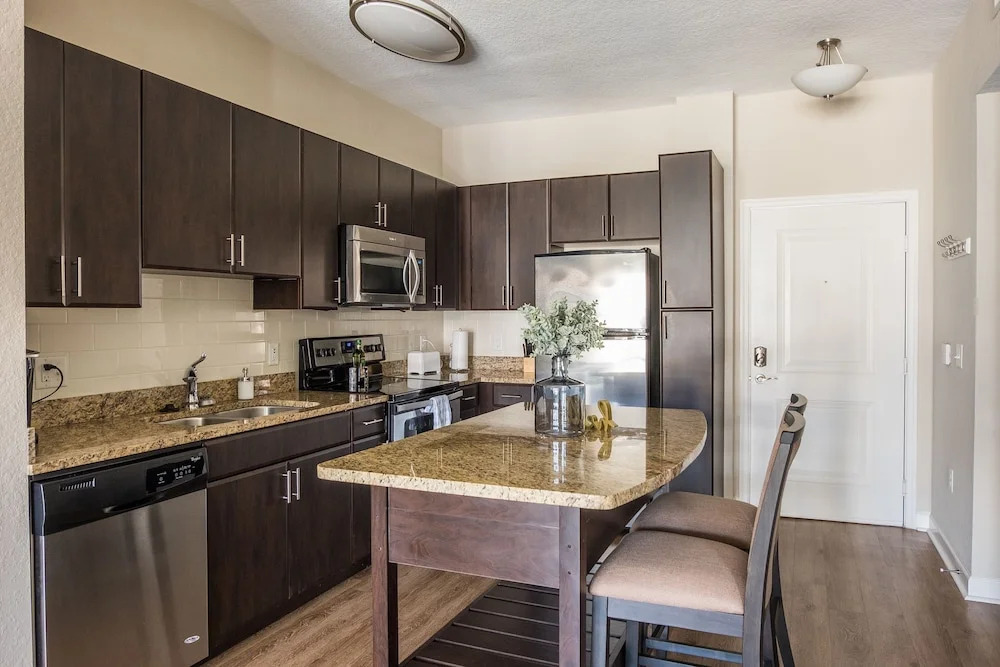 Gorgeous Apartments near Int'l Plaza