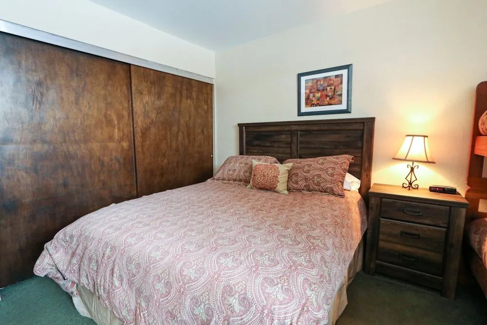 San Sierra 10 Updated Condo, with Complex Jacuzzi, Short Walk to The Village by RedAwning