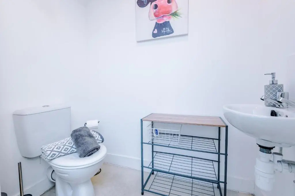 Modern 4-Bed Townhouse in Crewe by 53 Degrees Property, Ideal for Contractors & Business, FREE Parking - Sleeps 8