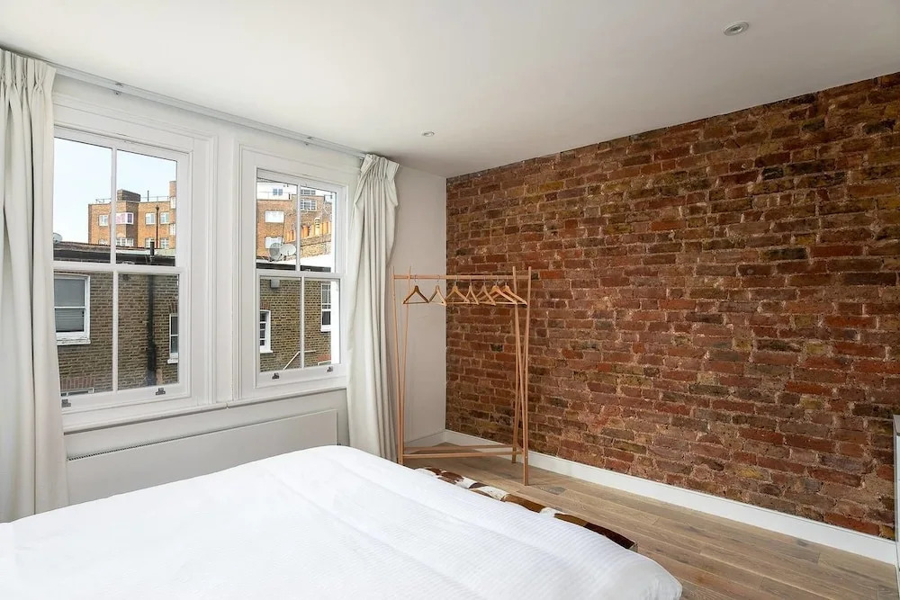 Luxury 2BR Penthouse in West Kensington W/terrace