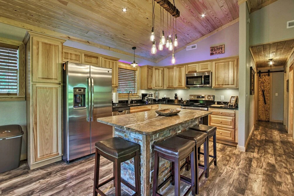Secluded Cabin w/ Hot Tub, 3 Mi to Pigeon Forge!
