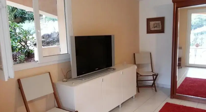 Studio avec piscine