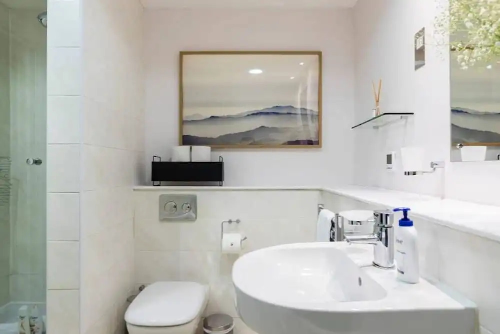 Amazing Designer 2 bed in Barons Court/west Ken