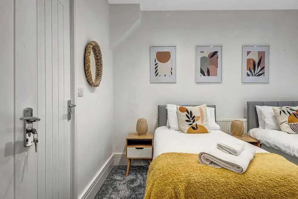 4 Bed House - Sleeps 9 - Garden - Parking - Wifi
