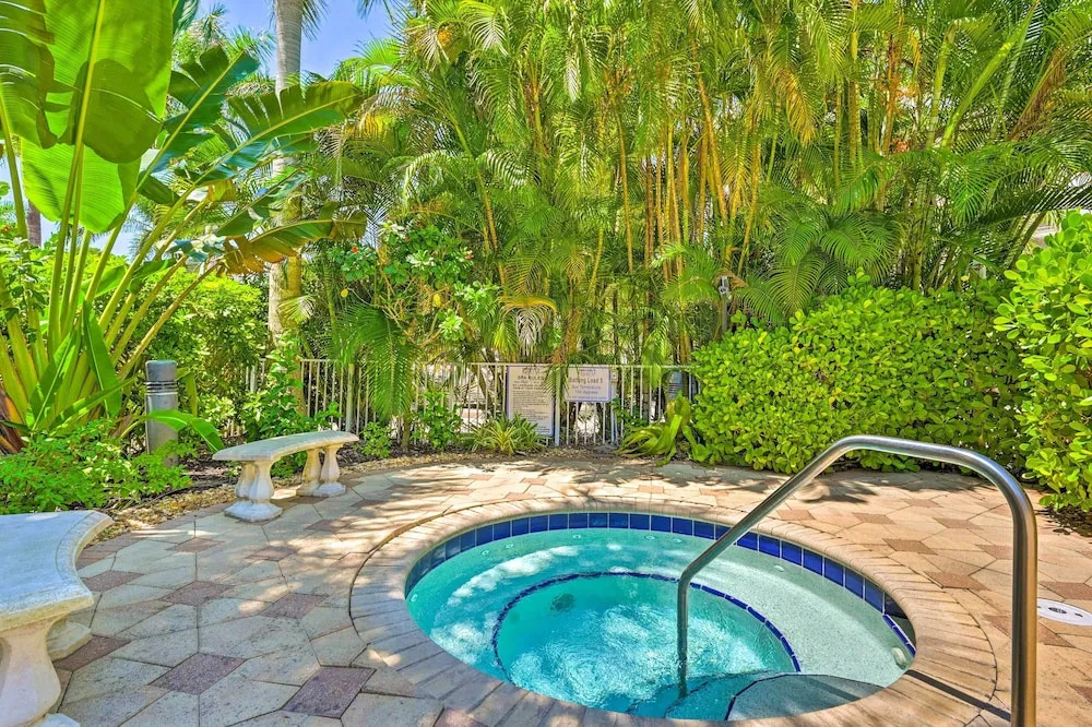Naples Escape in Regatta w/ Resort Amenities!