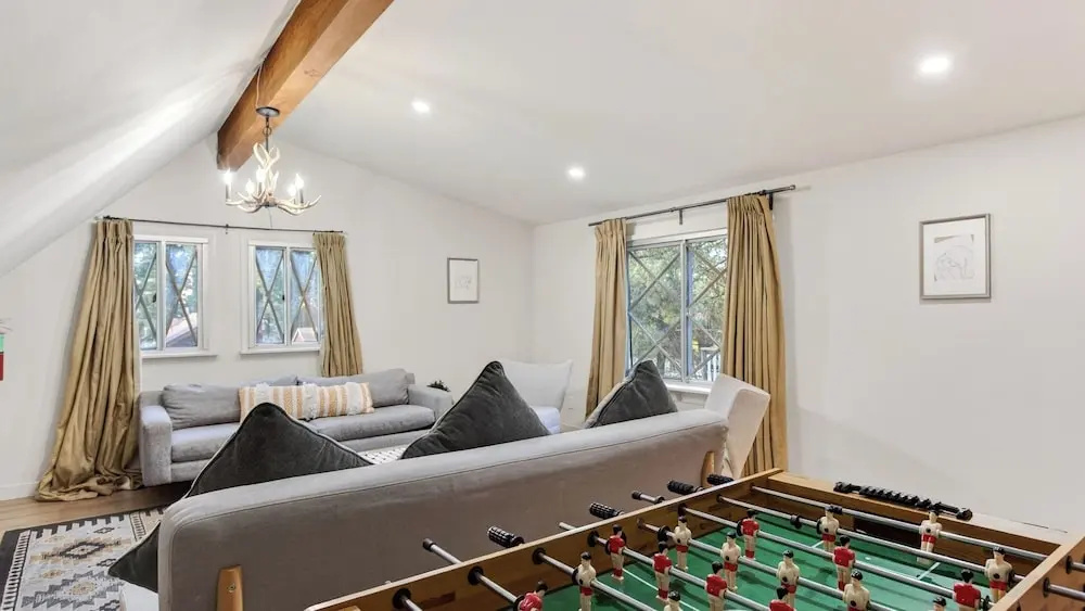Angeles Boulevard by Avantstay Striking Mountain Home + Fire Pit + Foosball + 2 Living Areas Near Big Bear Mountain Resort + Village + Lake