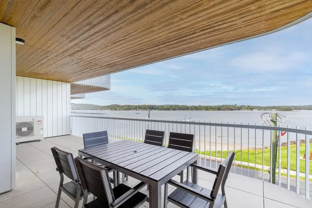 Elegantly Spacious 3-bed Unit Overlooking the Bay