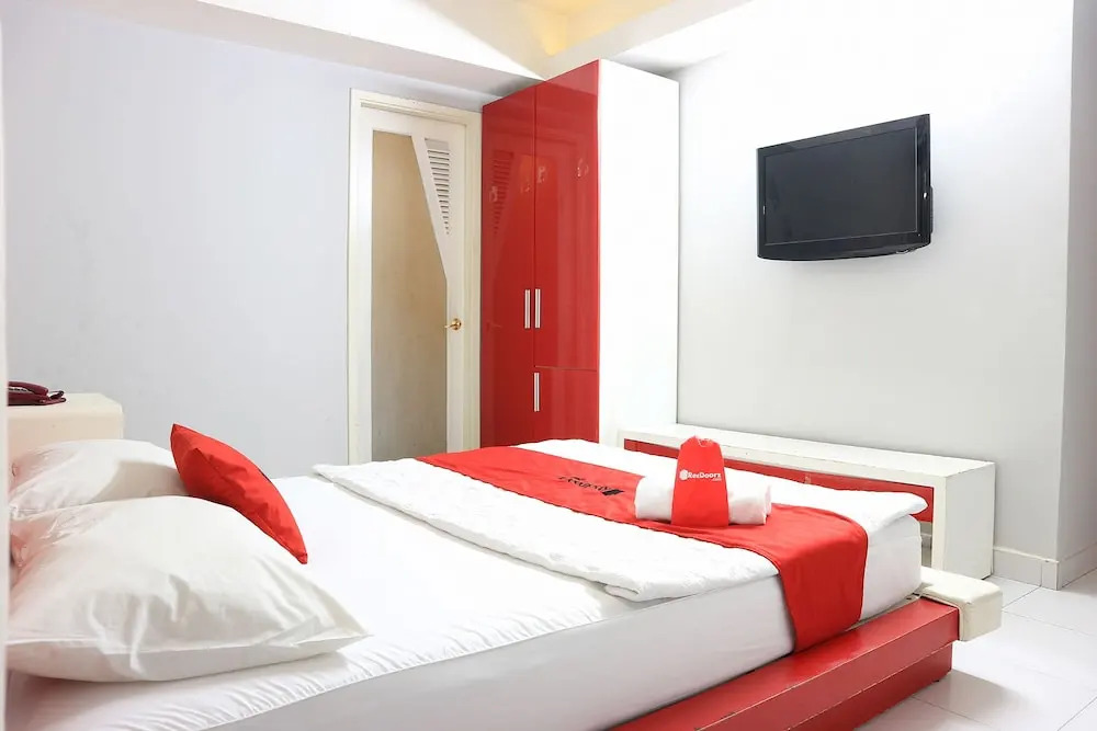 RedDoorz near Gia Dinh Church