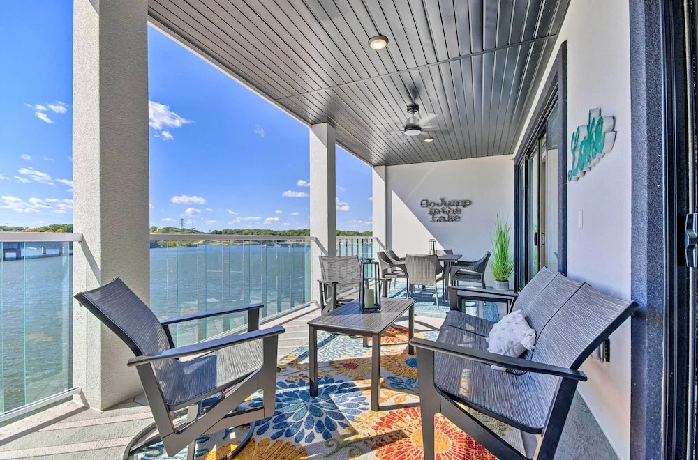 Lake-view Patio + Pool Access: Osage Beach Condo
