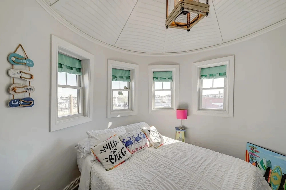 Family Home w/ 5 Decks! Fantasy Island Down Street