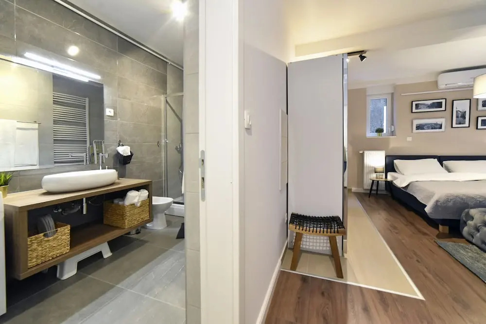 Premium Central Apartment & Room