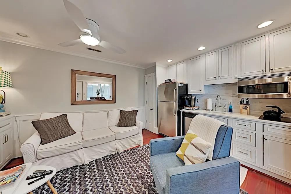 Super-chic Riverside - 2 Blocks From Water 1 Bedroom Condo