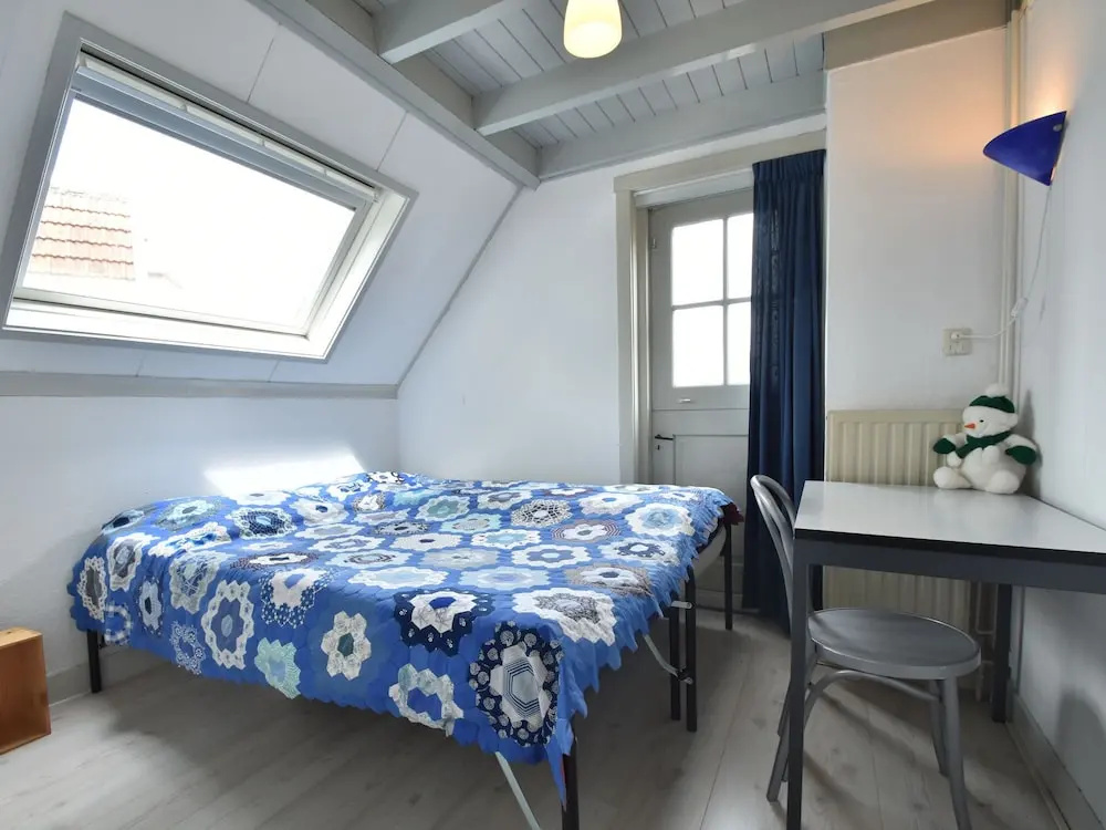 Family Home With Lush Garden and Games Room in the Heart of Artists' Town Bergen