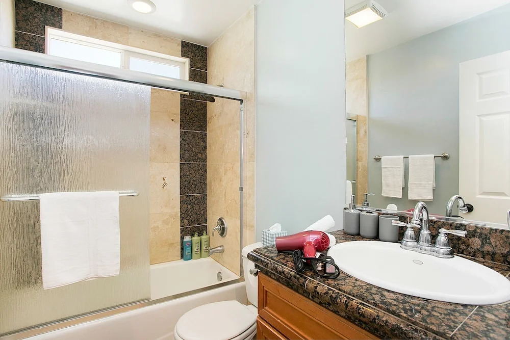 Multi-level 2br-fast Wifi-free Parking -cm-1