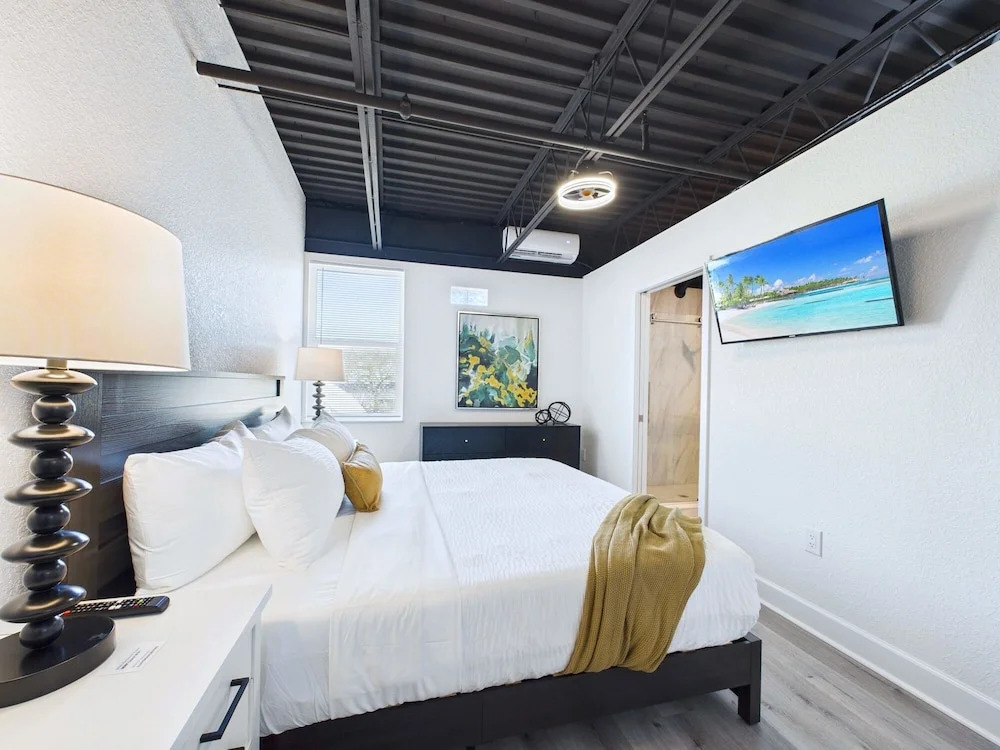 Modern Loft Near Port Beach Dining -unit 201