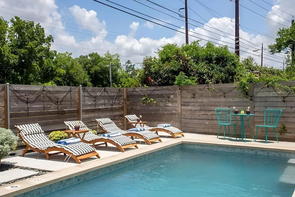 Heated Pool Haven w Hot Tub - Downtown 3 min