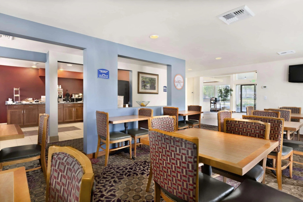 Howard Johnson Inn and Suites Tacoma