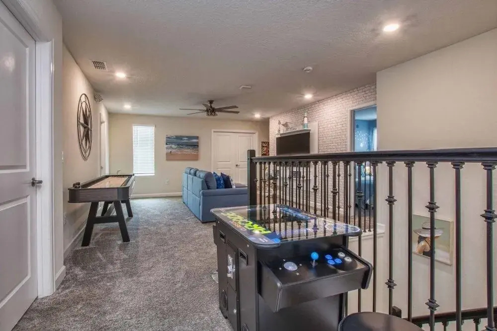 Storey Lake 8 Bed Lake Front Pool & Spa - 1684str 8 Bedroom Home by RedAwning