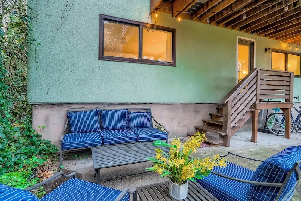 3 Mi to Downtown Portland: Lush Flat w/ Fire Pit