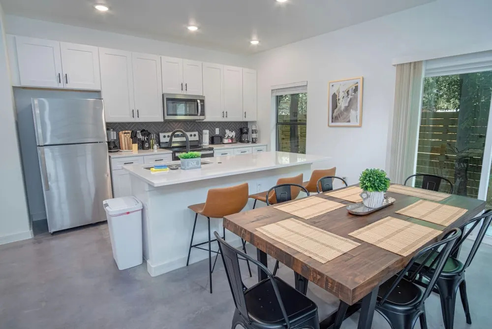 Gorgeous 3 BR 2 BA Near Amazing Downtown