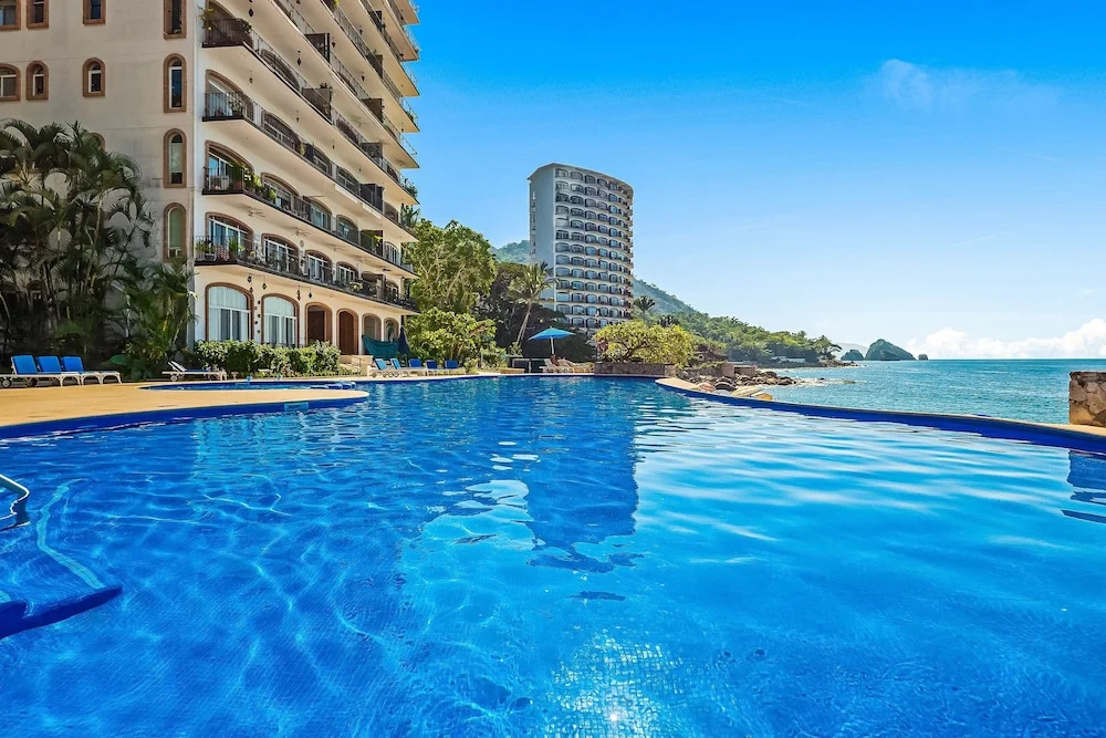 Charming Beach Apartment With Pool and Beach Access, Full Kitchen and Wifi