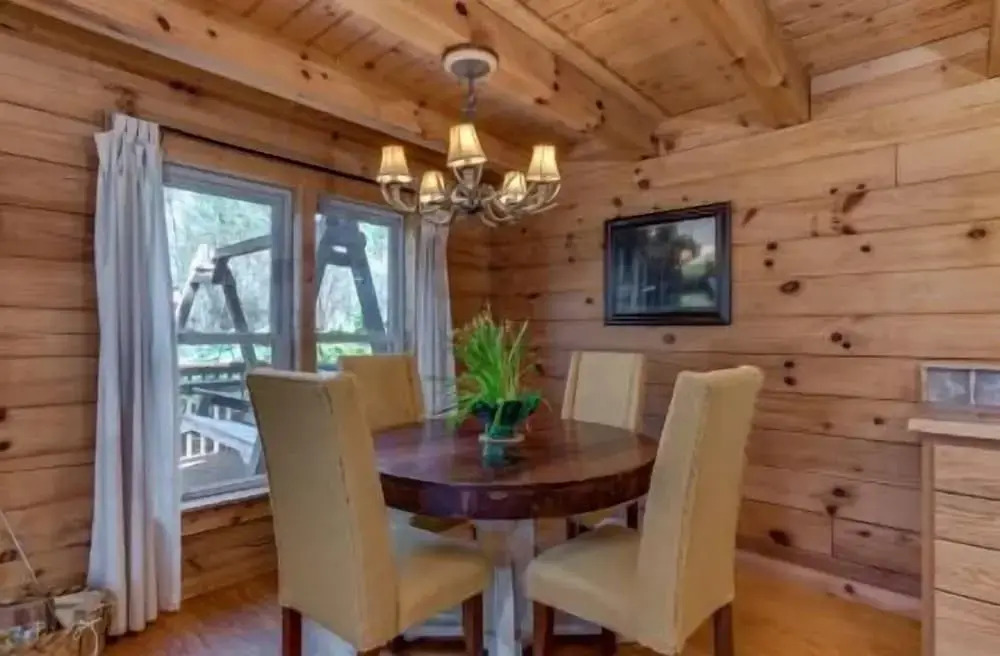 Horseshow Hideaway – Pet Friendly Cabin, 7 Minutes to TIEC