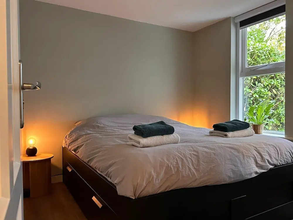 Scenic Stay Near Town & Lake