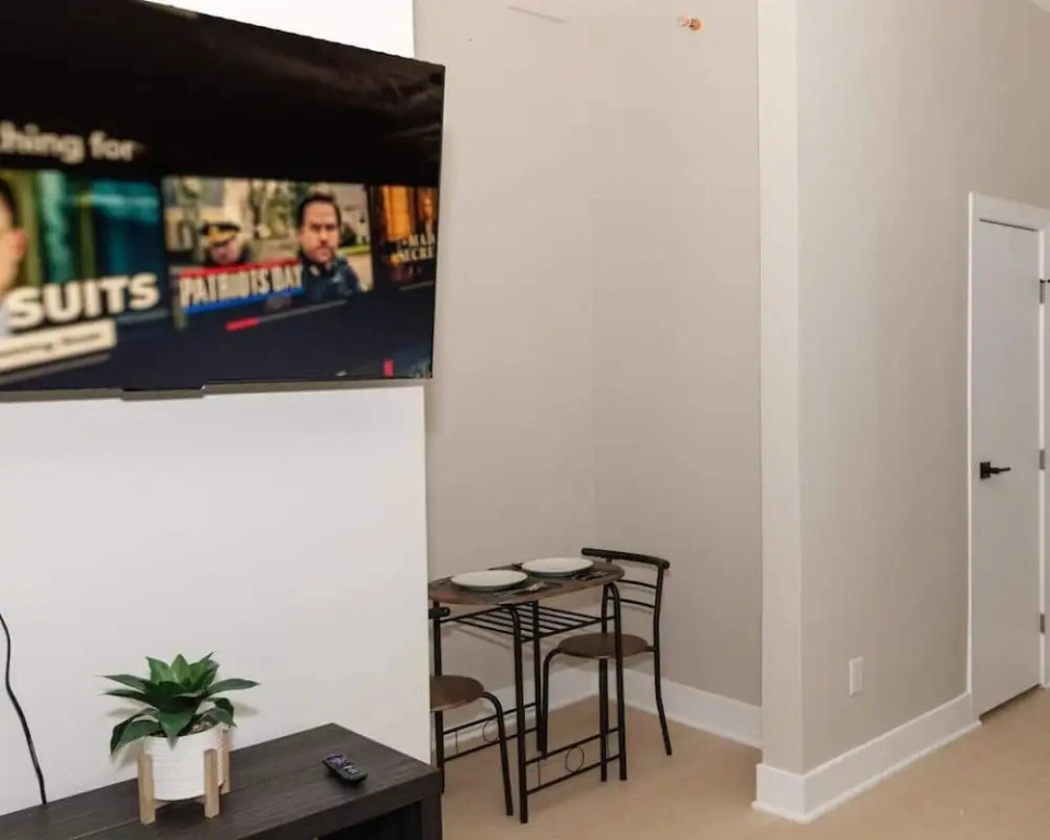 610 Large Studio Downtown With Pool Table