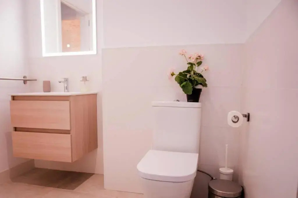 Fantastico apartamento recien renovado con piscina en la azotea, dos dormitorios y aparcamiento gratuito en la calle.