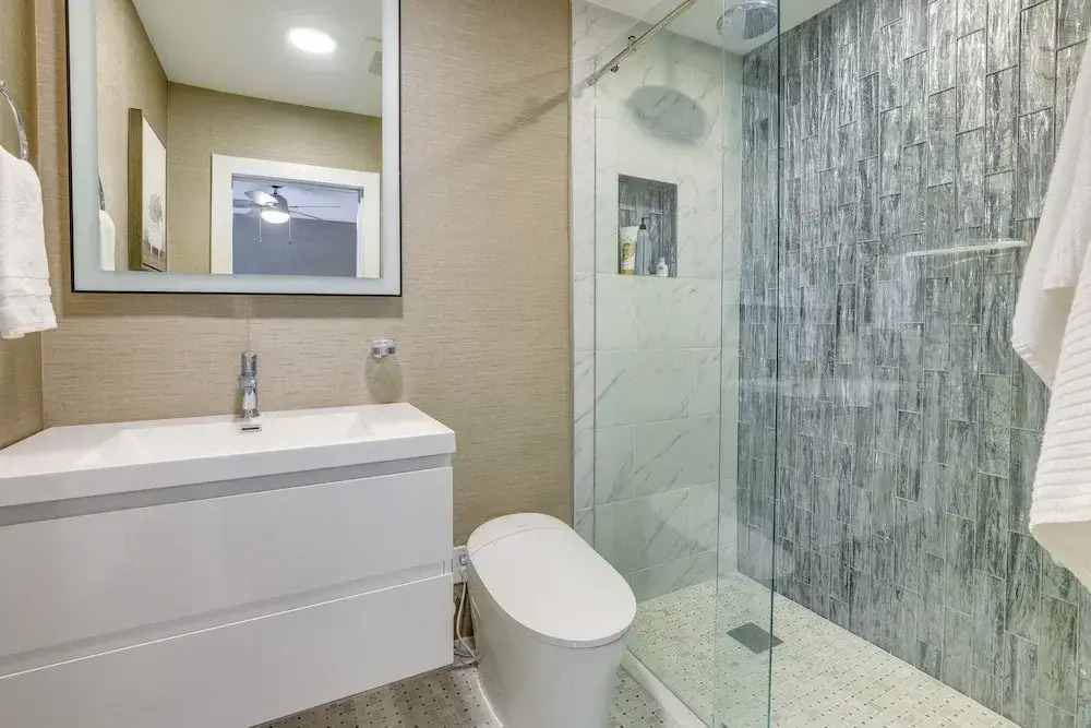 Upscale Condo - 2 Blocks to Riviera Beach!