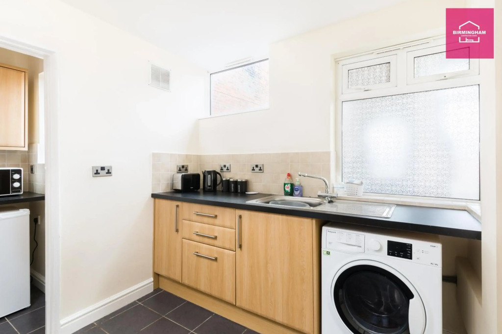 NEC & HS2 Coleshill 6mins drive- Spacious 3 Bedroom Duplex with 4 Separate Beds