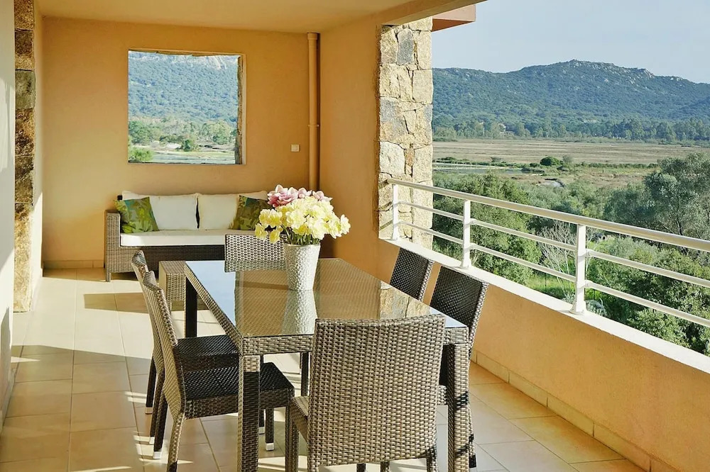 Garden-side Apartment in Salina Bay