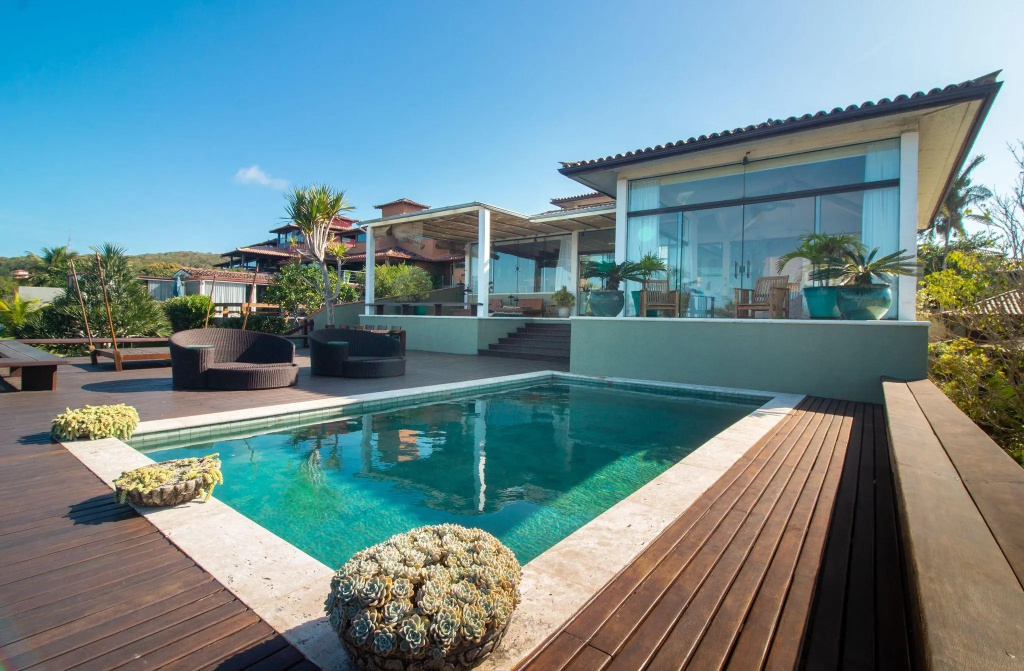 Mansão Imponente com Seis Suítes a 1min das Areias Praia da Ferradura Por Luxury Rentals
