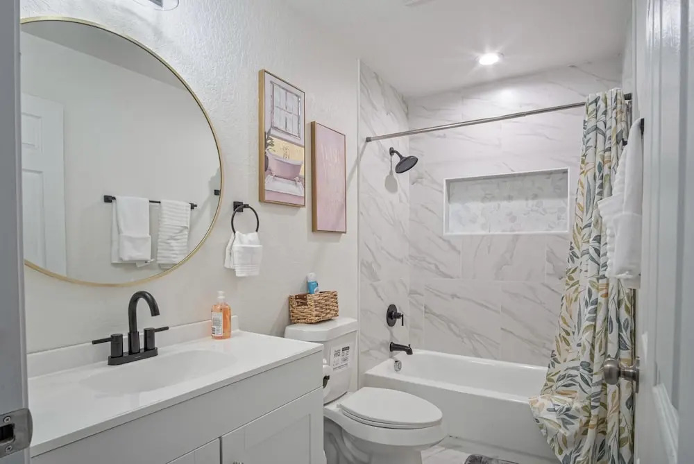 Historic Comfort 2BR/1BA Guesthouse Near Riverwalk