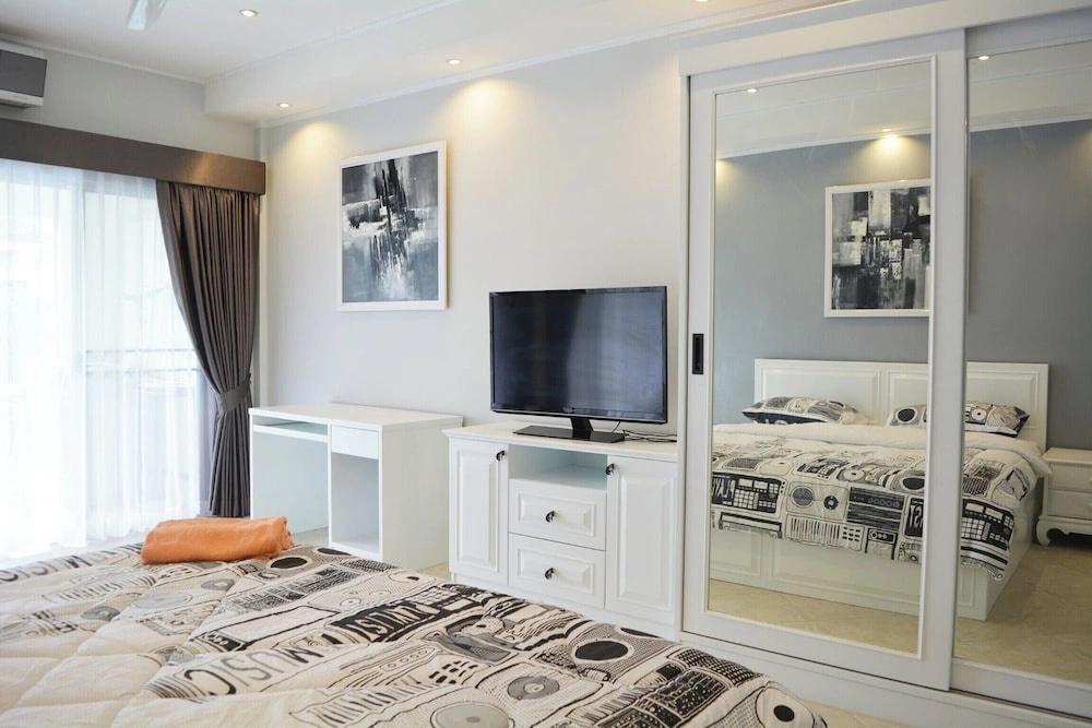 Modern Pool-view 1-bedroom Condo With Large Balcony - Baan Suan Jomtien