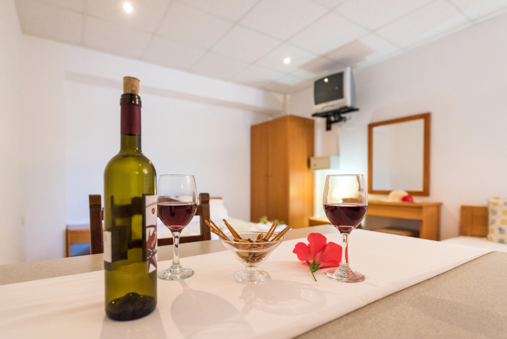 Koukounaria Hotel & Suites