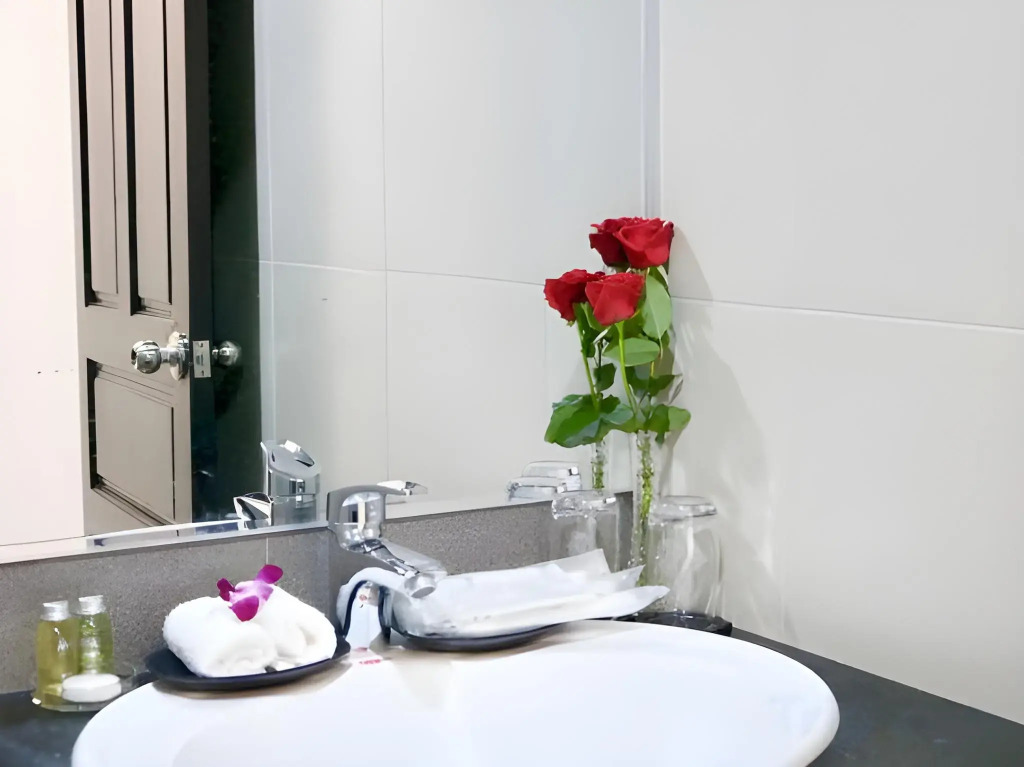 Phuong Dong Hotel and Apartment