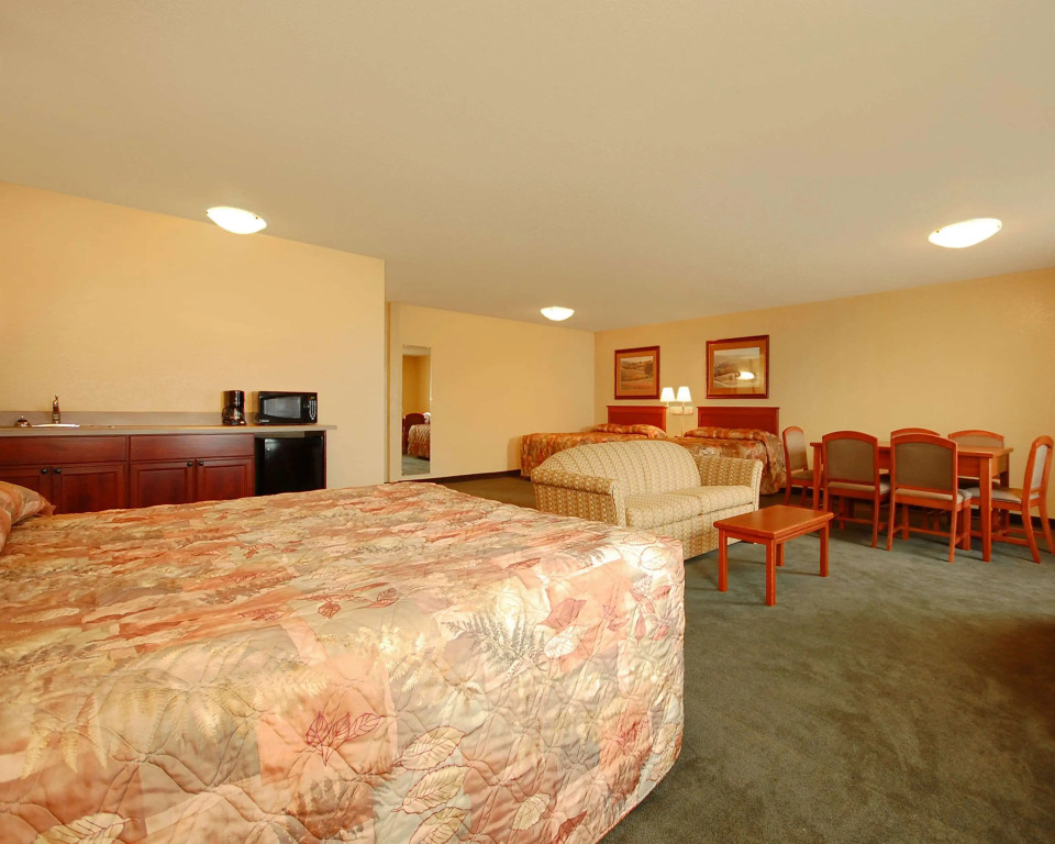 Econo Lodge Inn & Suites Kearney South