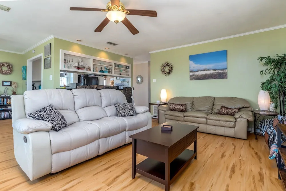 Seafari - Pet Friendly! Quiet Area Mere Feet To The Beach - Beach Side - No Busy Street To Cross! 2 Bedroom Home by RedAwning