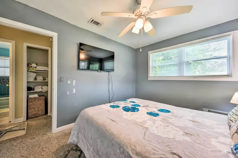 Jacksonville Getaway w/ Yard ~ 2 Mi to Beach!