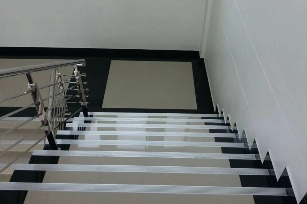 The Room Apartment