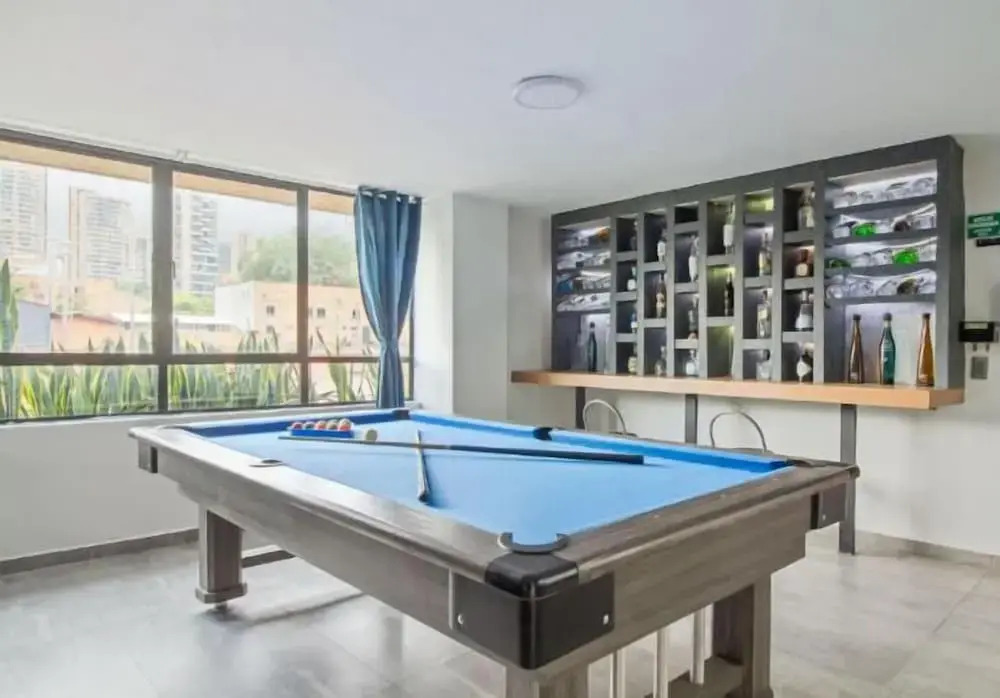 2bedroom with pooltable 1 block -Lleras