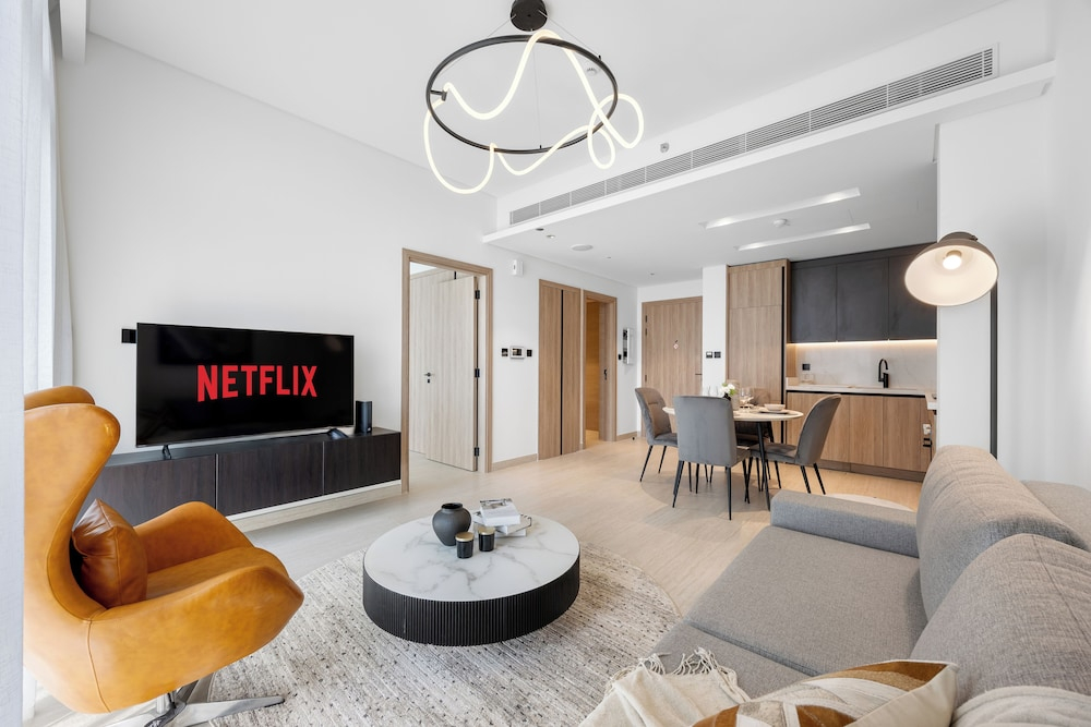 Modern Apartment with Rooftop Amenities