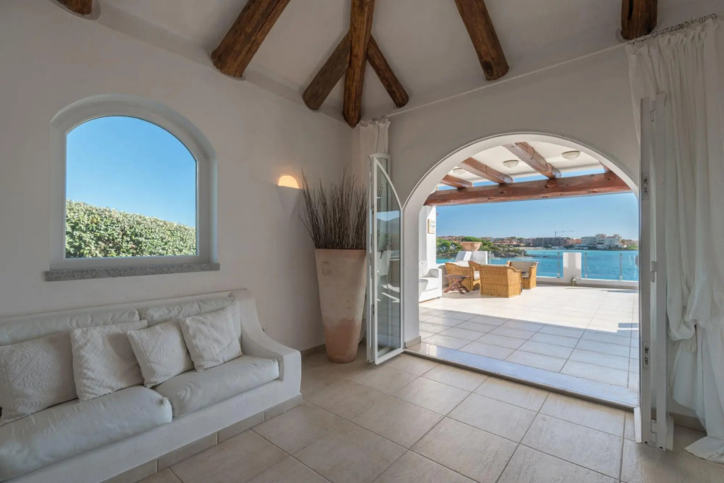 An independent villa of 250 square meters, is divided into 3 levels where the ground floor is the ma-VILLA BIANCA