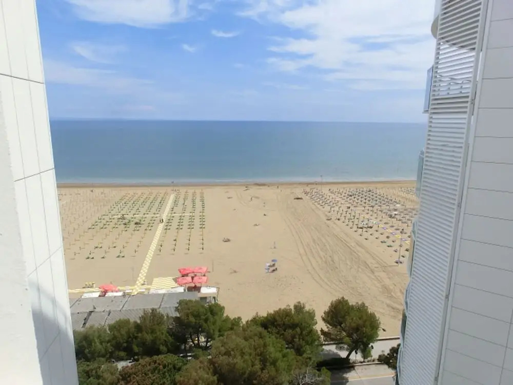 Elegant Renovated Flat on the 11th Floor With Lift and sea View by Beahost