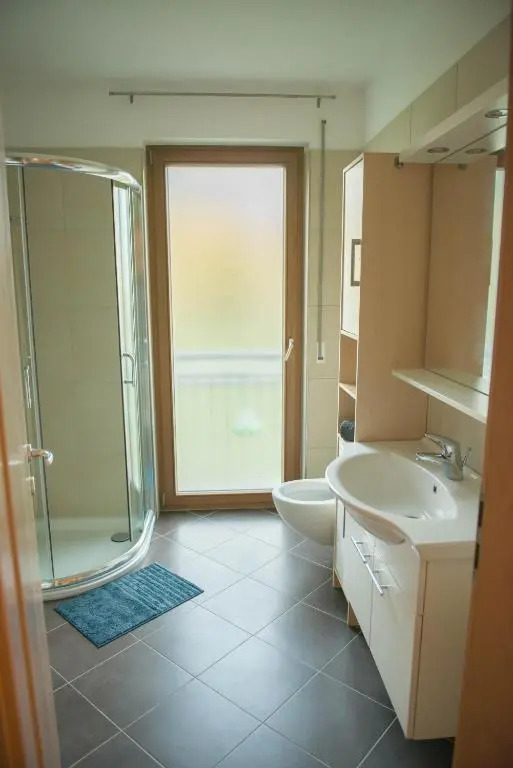 1 ZIMMER WOHNUNG/8 Min. zu Fuß bis ins Zentrum