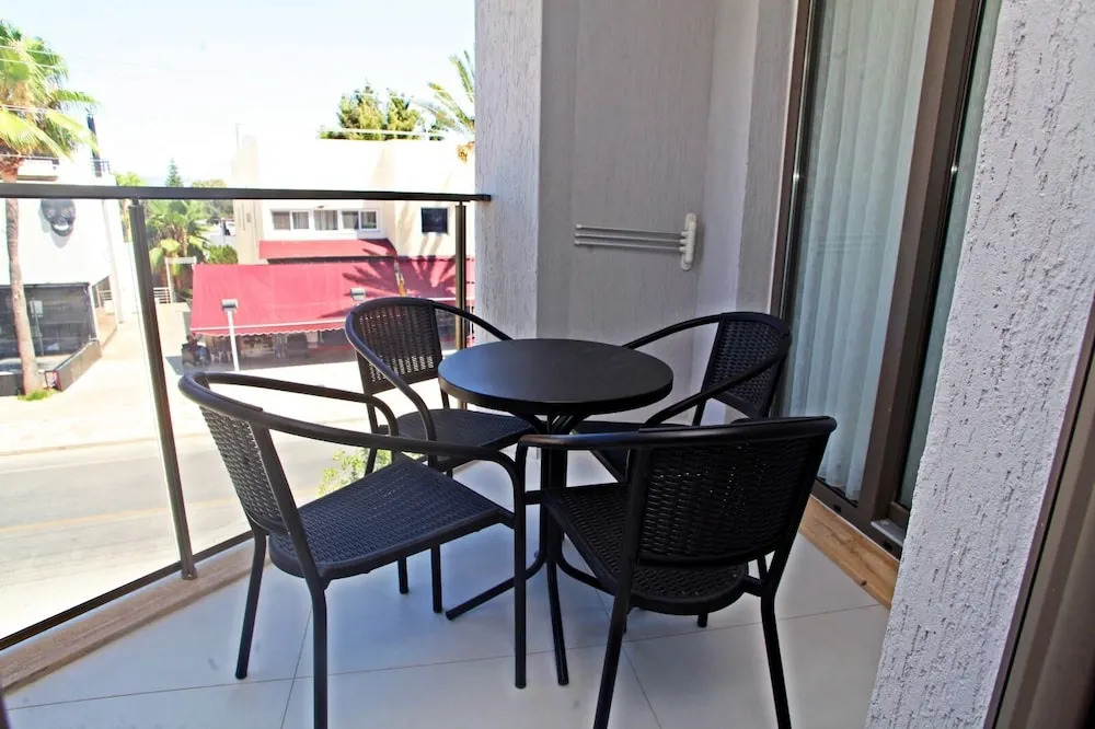 Queen Residence By Important Group Travel